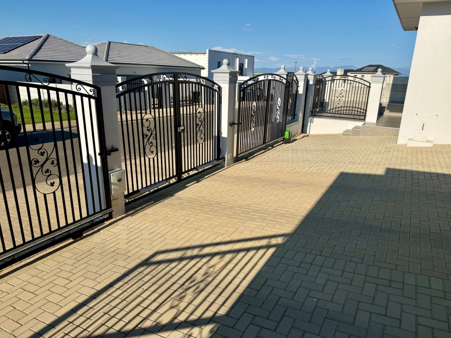 5 Bedroom Property for Sale in Tafelzicht Western Cape